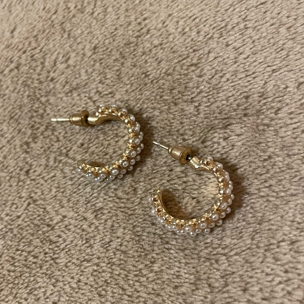Elegant Gold and Pearl Hoop Earrings